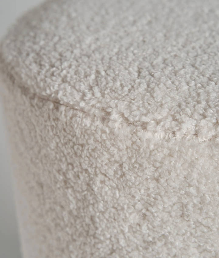 Reposapiés BATS tapizado en lana bouclé blanca y base de acero dorado - Reposapiés y puffs - El Workshop - algodón bouclé