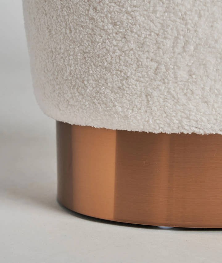 Reposapiés BATS tapizado en lana bouclé blanca y base de acero dorado - Reposapiés y puffs - El Workshop - algodón bouclé