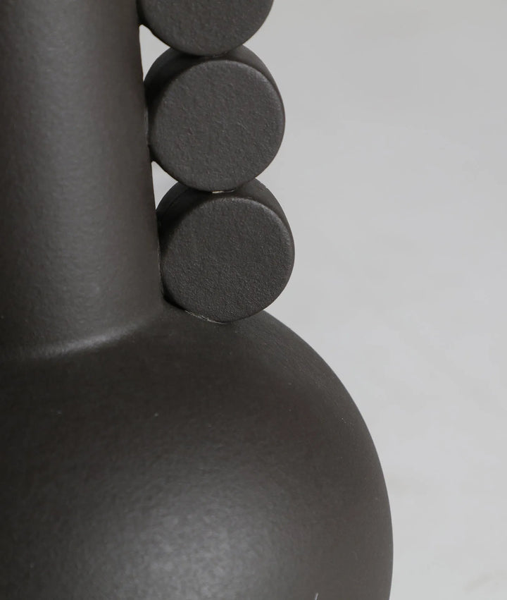 Lámpara de mesa negra con detalles y textura, OKSANA