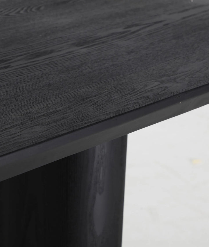 Mesa de comedor de madera negra ROGNES