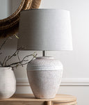 Lámpara de mesa  blanco estilo rústico con textura, HELINA