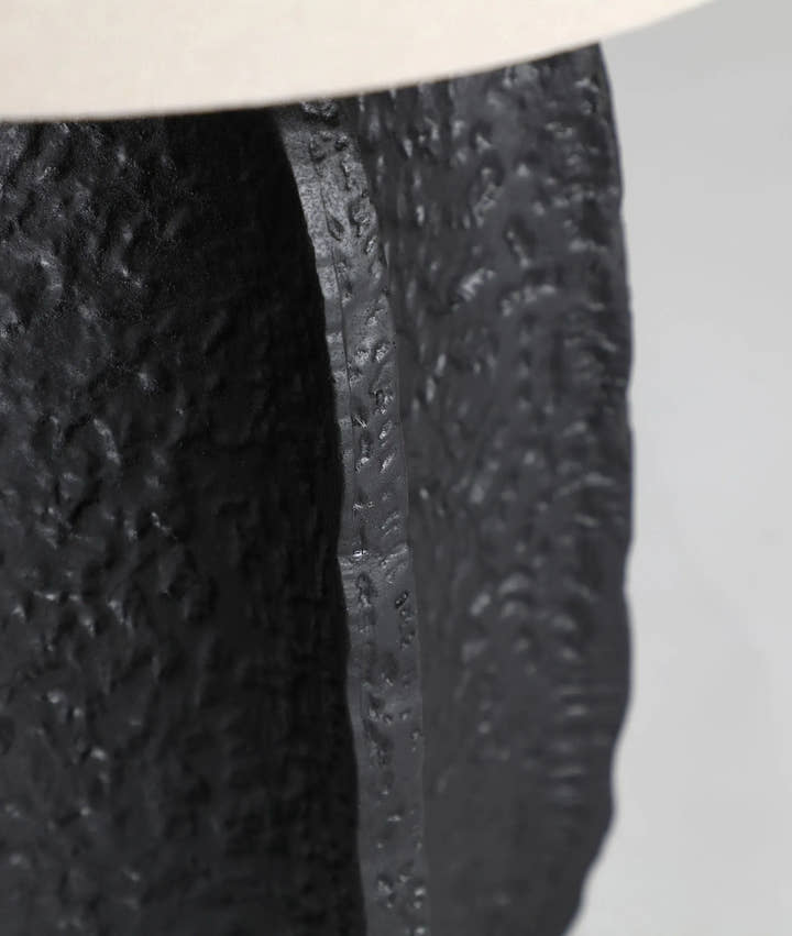 Lámpara de mesa negra artesanal con textura, PAMELA - Lámparas de mesa - El Workshop - cerámica