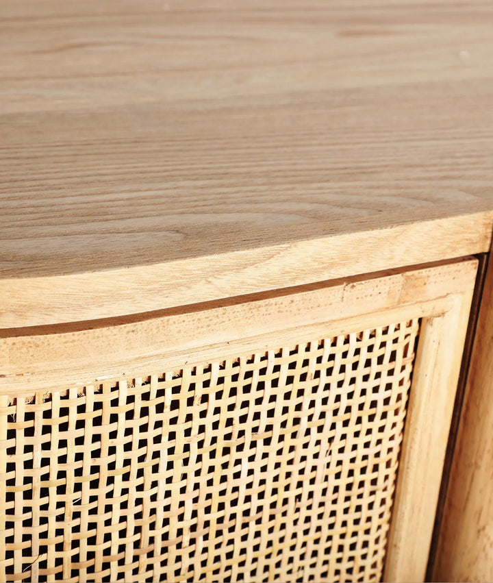 Mueble de tv IKLA de madera vista y ratán