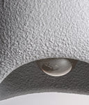 LÁMPARA DE TECHO TAVIRA PEQUEÑA de cemento de resina gris con textura rugosa
