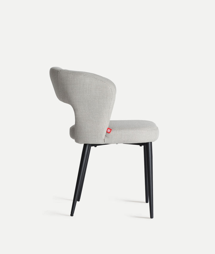 SILLA FLAGNAC beige en poliéster elegancia contemporánea sobre fondo gris de estudio (3)