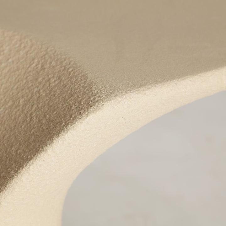 Mesa auxiliar de fibra de vidrio en color beige LATKY