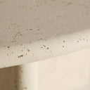 Mesa de comedor de microcemento en color blanco roto ORCAY
