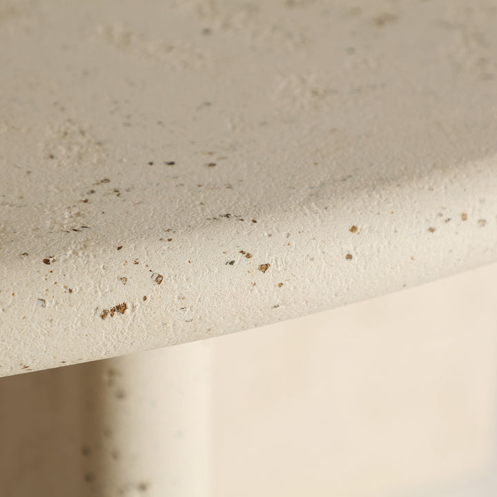 Mesa de comedor de microcemento en color blanco roto ORCAY