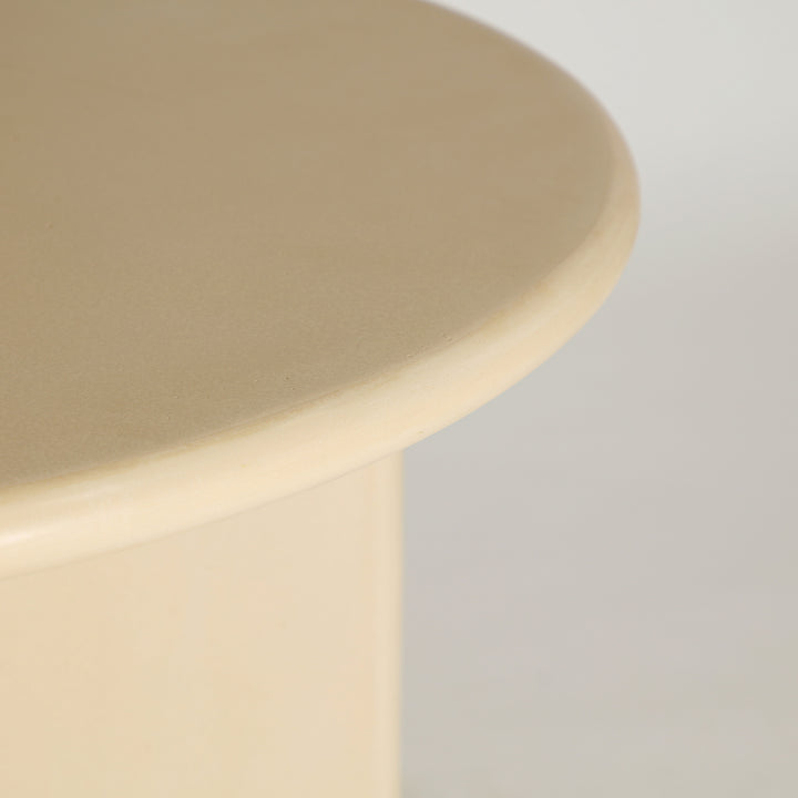 Mesa de comedor de microcemento en color beige KALNHER