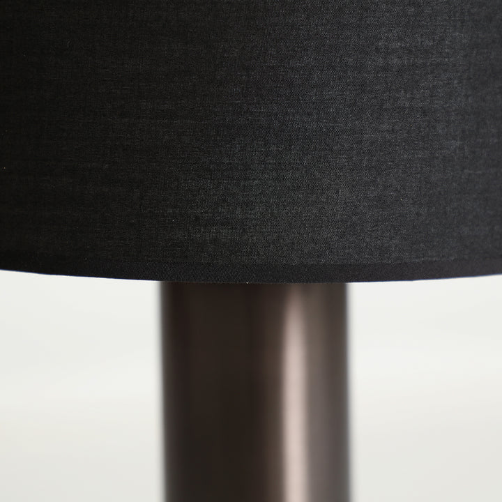 Lámpara de mesa de acero en color negro KLAHE