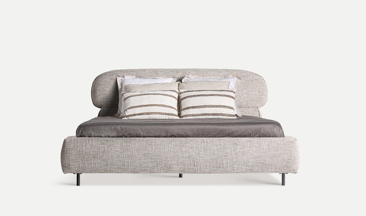 Cama Sannes de estilo contemporáneo sobre fondo gris de estudio