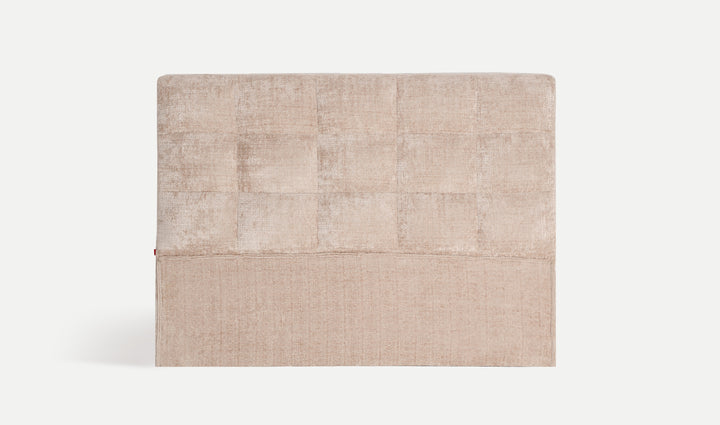 Cabezal Sauzet de estilo contemporáneo sobre fondo gris de estudio