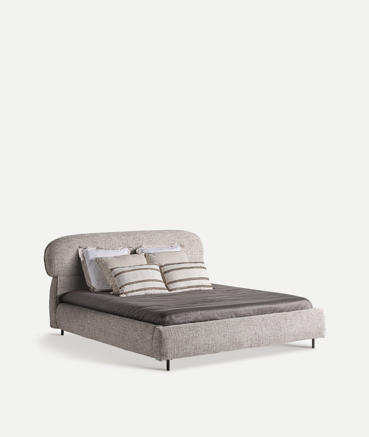 Cama Sannes de estilo contemporáneo sobre fondo gris de estudio (2)