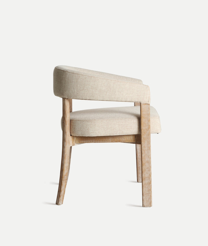 Silla Kai de estilo contemporáneo sobre fondo gris de estudio (3)