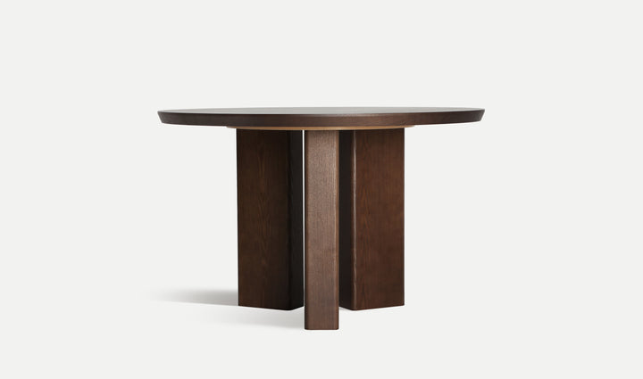 Mesa Comedor Hirzel de estilo contemporáneo sobre fondo gris de estudio