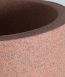 MACETA NIVOR ROSA TIPO DOS GRANDE en ambiente decorado