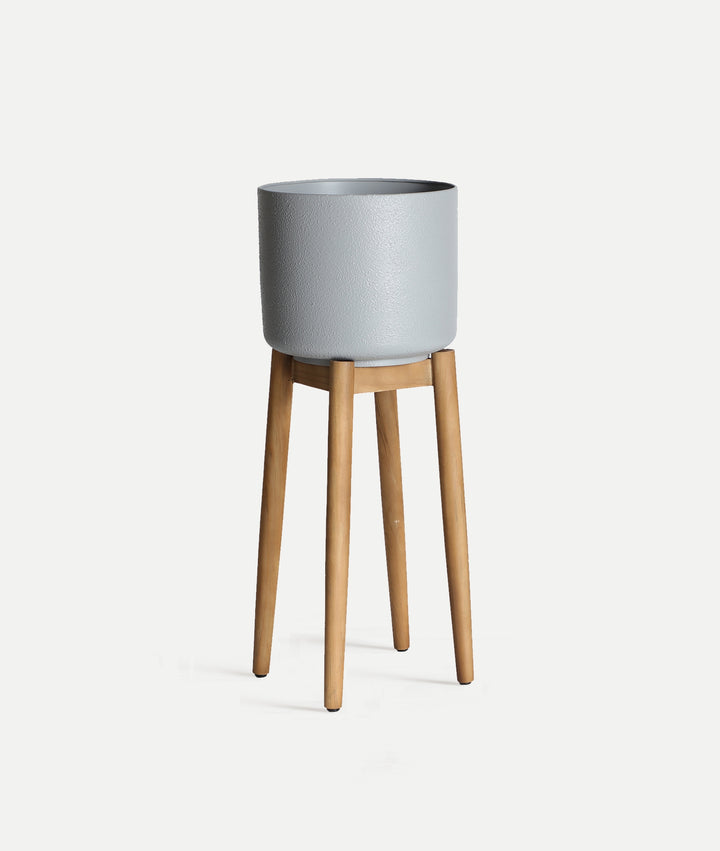 Maceta JERGES estructura de hierro gris sobre fondo gris de estudio