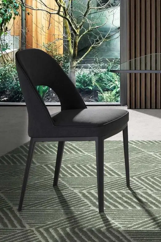 Donkergrijze stoffen stoel