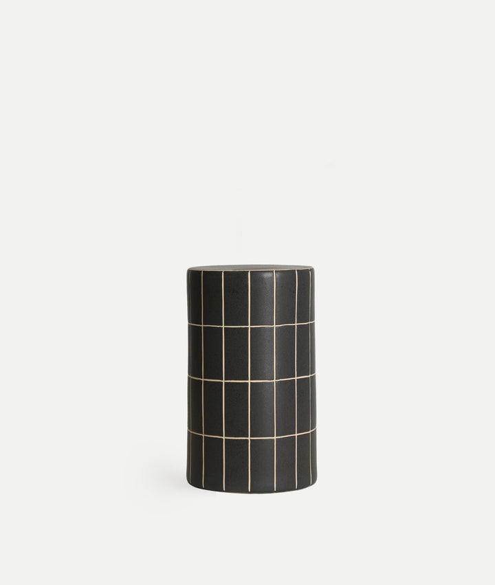 Mesa auxiliar Tank de cerámica negro sobre fondo gris de estudio