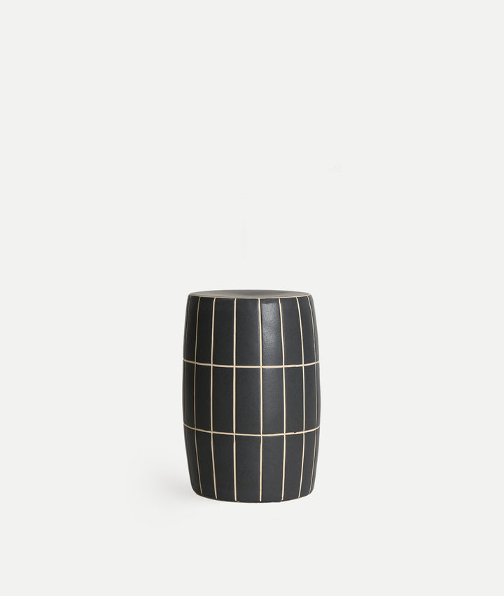 Mesa auxiliar Tank de cerámica negro sobre fondo gris de estudio