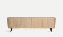 Mueble tv Alassio de madera de mango marrón claro sobre fondo gris de estudio