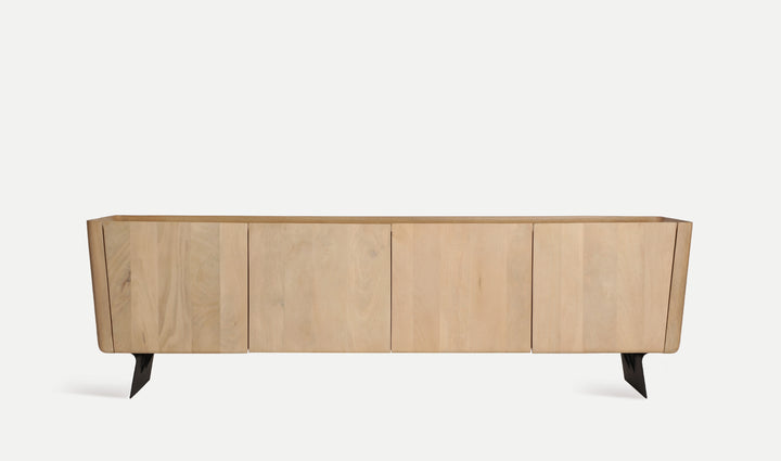 Mueble tv Alassio de madera de mango marrón claro sobre fondo gris de estudio