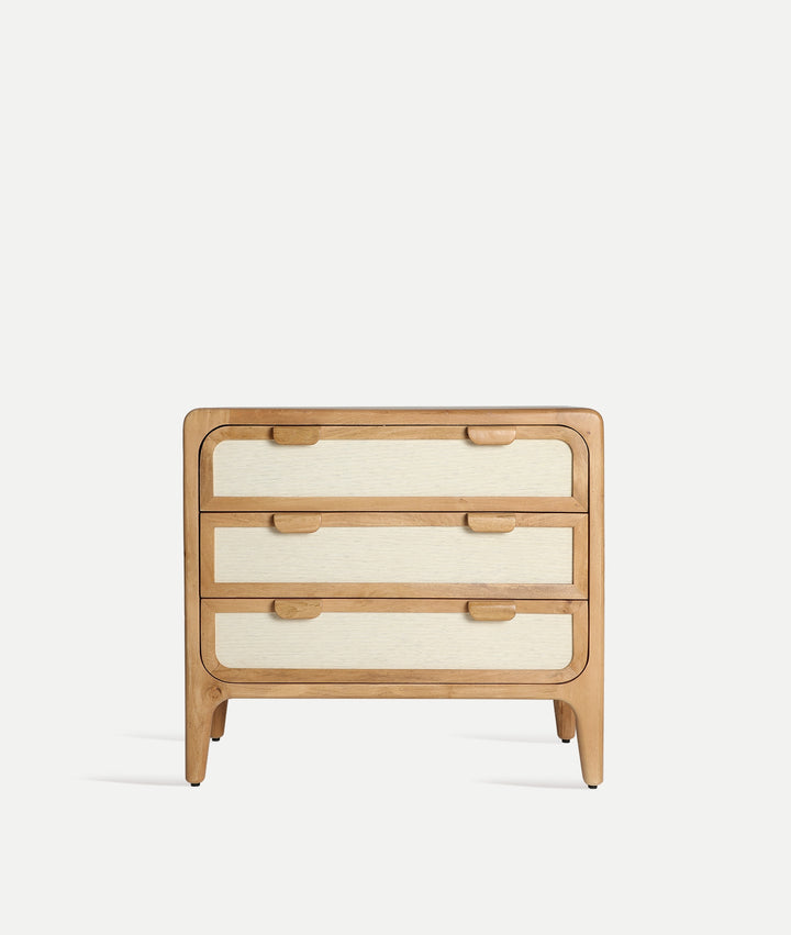 Cómoda Lattes de madera de mango marrón sobre fondo gris de estudio