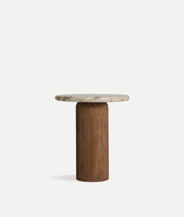 Mesa auxiliar Abzac de madera de mango marrón sobre fondo gris de estudio