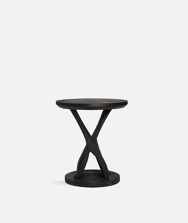 Mesa auxiliar Nieul de madera de mango negro sobre fondo gris de estudio