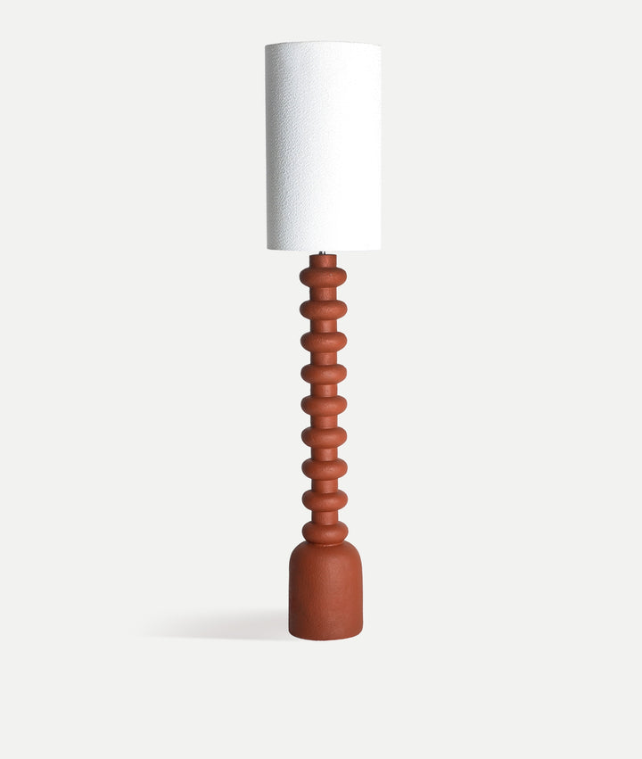 Lámpara de pie Temba de resina terracota sobre fondo gris de estudio