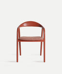 Silla Vreden de madera de fresno coral sobre fondo gris de estudio (2)