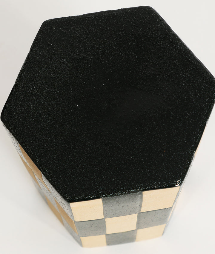 Mesa auxiliar Ziggy de cerámica verde sobre fondo gris de estudio (2)