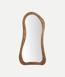 Espejo Nieul de madera de mango marrón sobre fondo gris de estudio