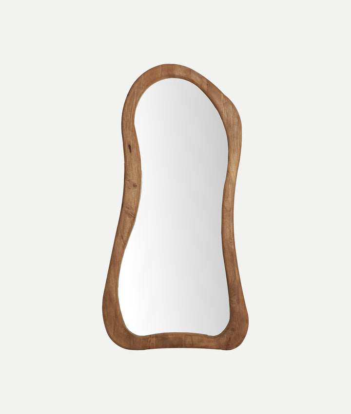 Espejo Nieul de madera de mango marrón sobre fondo gris de estudio