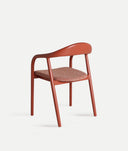 Silla Vreden de madera de fresno coral sobre fondo gris de estudio (4)