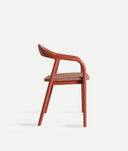 Silla Vreden de madera de fresno coral sobre fondo gris de estudio (3)