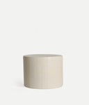 Mesa auxiliar Chewy de cerámica beige sobre fondo gris de estudio