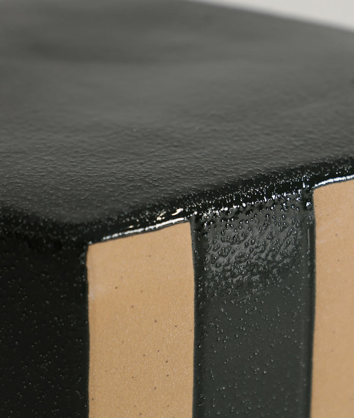 Mesa auxiliar Ziggy de estilo contemporáneo en ambiente decorado