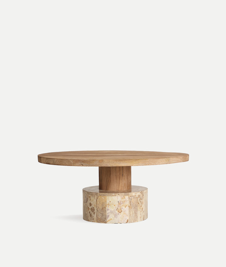 Mesa de centro Vayres de mármol beige sobre fondo gris de estudio