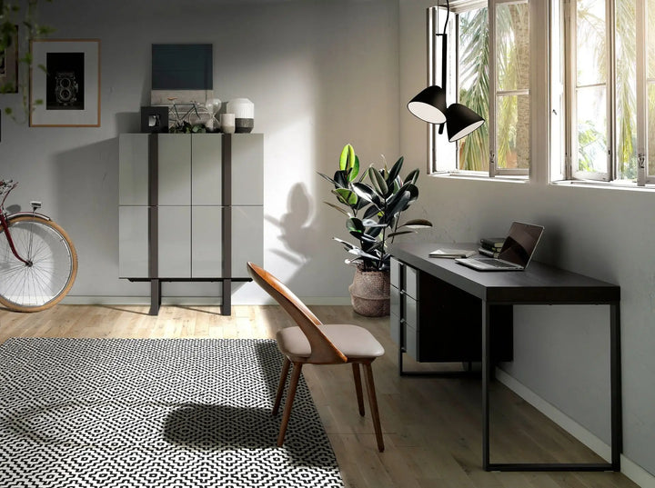 Stoel van noten- en nertsleer