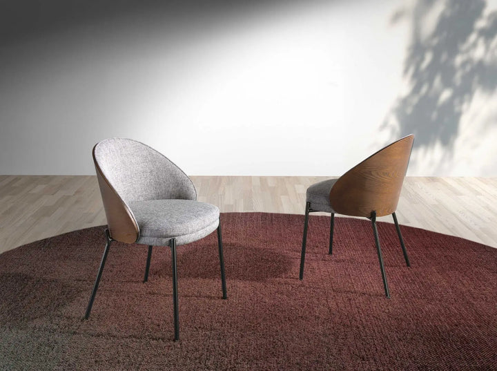 Stoel van grijze en walnootkleurige stof