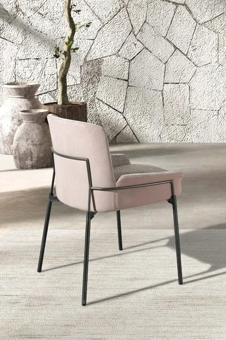 Stoel van grijze stof en bruin fluweel