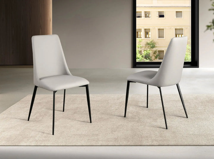 Silla polipiel gris claro en ambiente decorado (2)