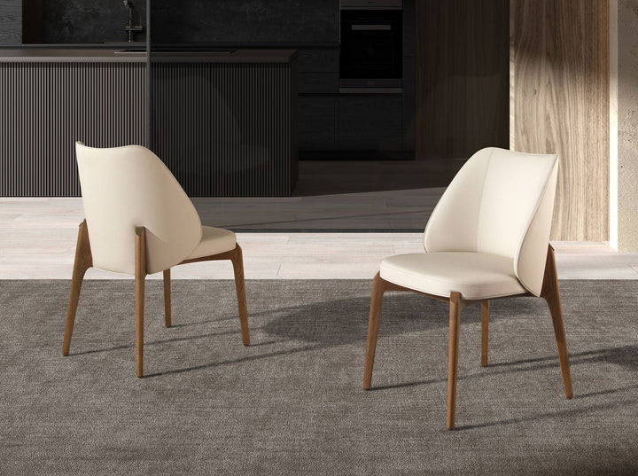 Silla polipiel crema en ambiente decorado