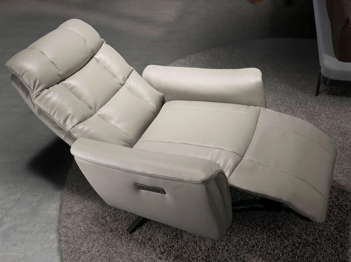 Sillón relax giratorio piel gris en ambiente decorado