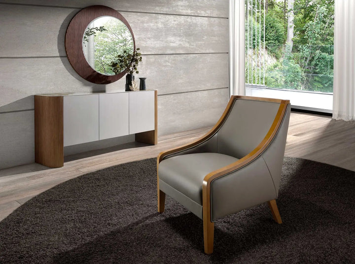 Sillón piel gris en ambiente decorado