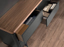 cómoda madera gris oscuro, acero negro y tapa de nogal