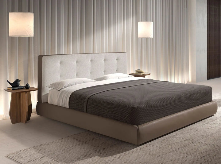 Cama capitoné tela color blanco roto y polipiel marrón