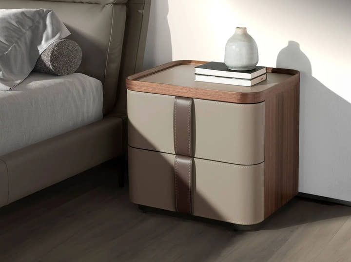 Mesita de noche piel, nogal y base acero pulido - Mesitas de noche - El Workshop - Beige