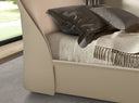 cama terciopelo color marrón y polipiel color crema
